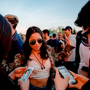 concert-experience-relies-connectivity-carousel3