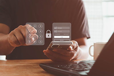 vrouw zit voor een laptop met haar koffie