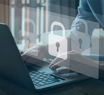 vrouw zit voor een laptop met haar koffie